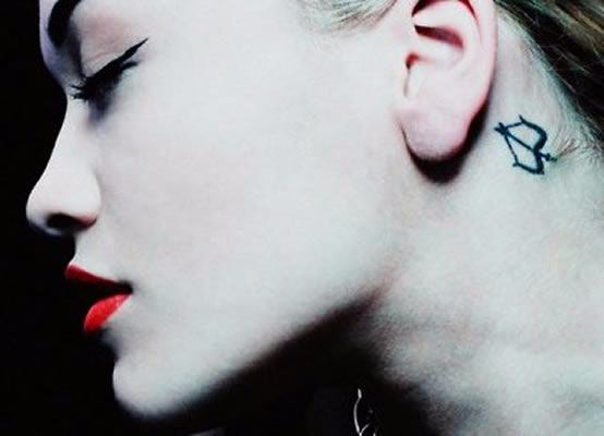 Rita Ora - Tatuaje de tirador de ballesta