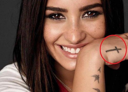 Demi Lovato - Tatuaje de cruz
