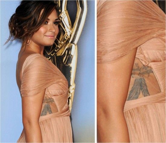 Demi Lovato - Tatuaje en las plumas laterales