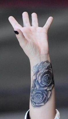 Demi Lovato - tatuaje de 2 rosas
