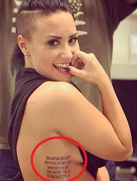 Demi Lovato - tatuaje de cita romana