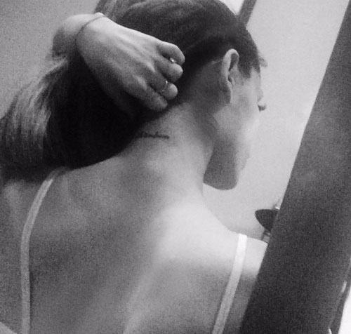 Ariana Grande - tatuaje de cuello