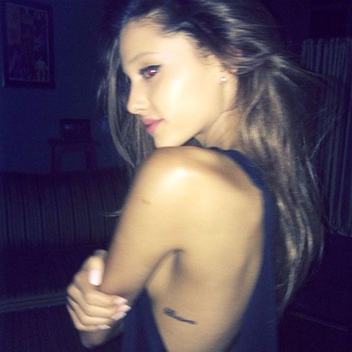 Ariana Grande - Bellissima tatuaje lateral