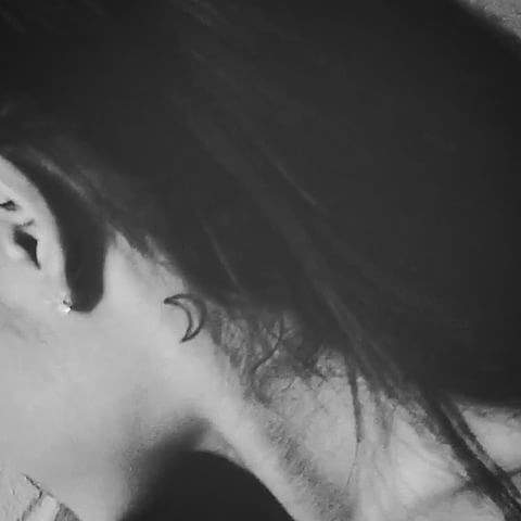 Ariana Grande - Tatuaje de media luna