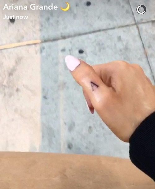 Ariana Grande - Tatuaje en el pulgar