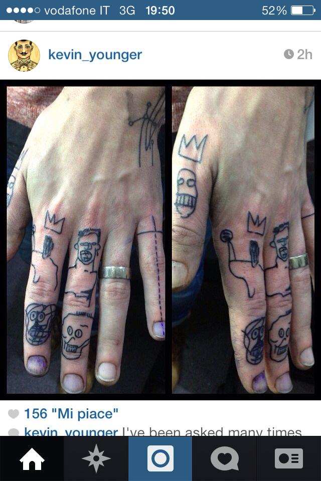 Simon Neil - Tatuaje en los dedos