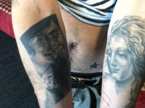 Simon Neil - Tatuajes en el brazo