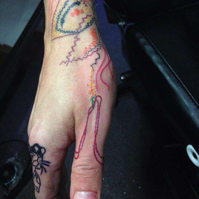 Simon Neil - Tatuajes hechos con cuentas de colores