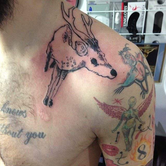 Simon Neil - Tatuaje de ciervo