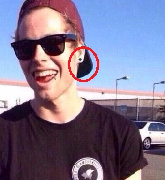 Piercing en la oreja de Luke-Hemmings