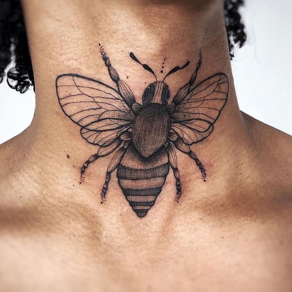 Tatuaje de cuello de abeja de Hellen Zumbi #HellenZumbi #ilustrativo #linework #dotwork #nature #organic #braziltattoo