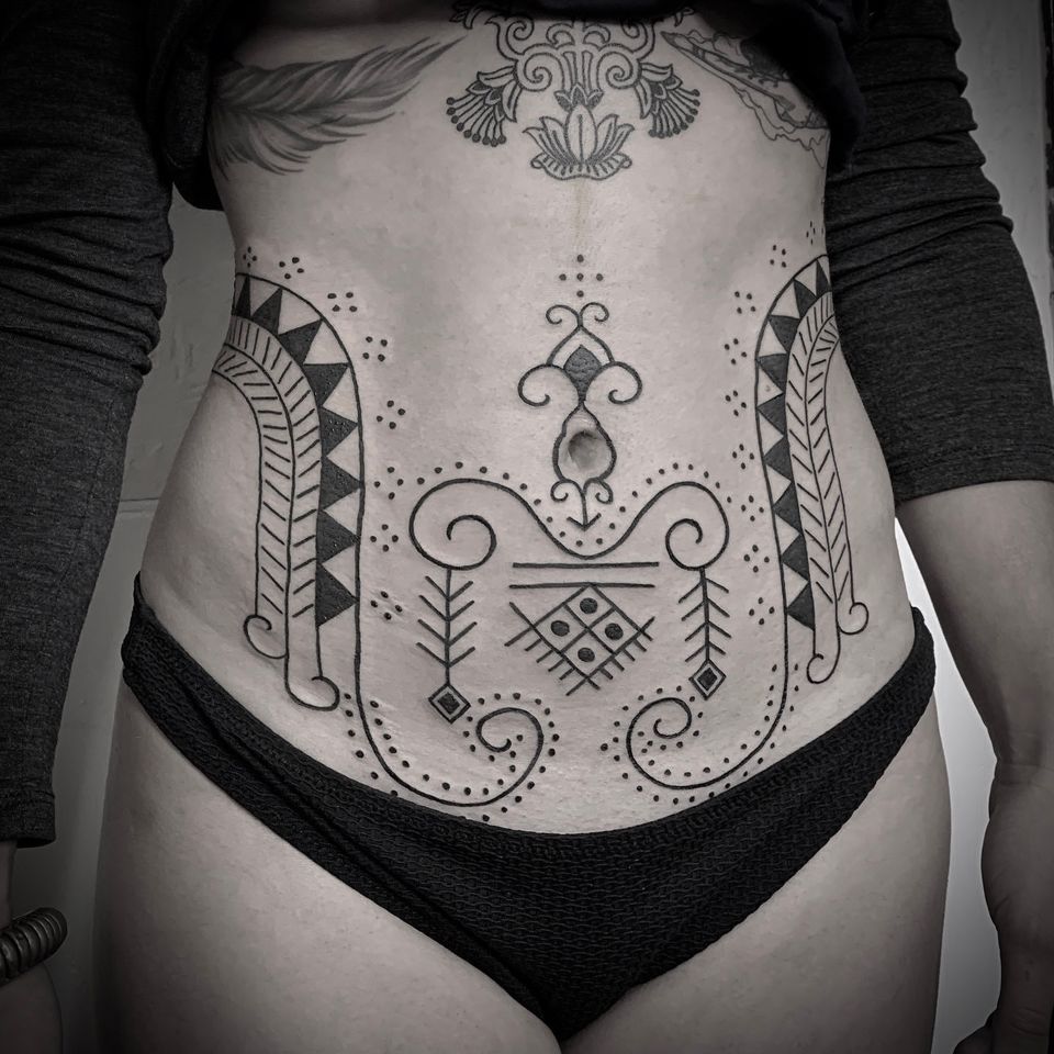 Tatuaje de Sentenza, nuestro artista invitado en Taioba Tattoo #Sentenza #TaiobaTattoo # belly # pattern #tribal # folk pattern