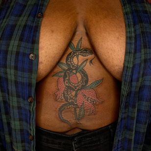 Tatuaje de Sema Dayoub #semadayoub #nassimdayoub #traditionaltattoo #qttr #queertattooer #darkkintattoo #darkkinbodyart #snake # pomegranate #reptile #animals #bearbone