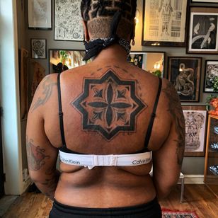 Tatuaje de Sema Dayoub #semadayoub #nassimdayoub #traditionaltattoo #qttr #queertattooer #darkkintattoo #darkkinbodyart #pattern #backpiece 