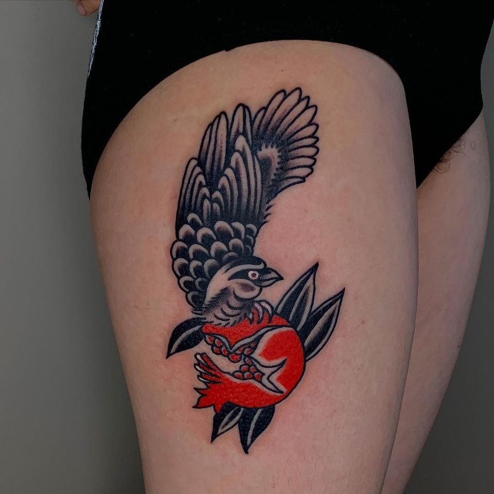 Tatuaje de Sema Dayoub #semadayoub #nassimdayoub #traditionaltattoo #qttr #queertattooer #bird #feathers #wings # pomegranate #fruit