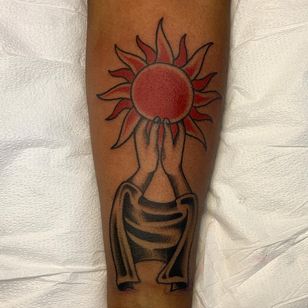 Tatuaje de Sema Dayoub #semadayoub #nassimdayoub #traditionaltattoo #qttr #queertattooer #darkkintattoo #darkkinbodyart #hands #sun 