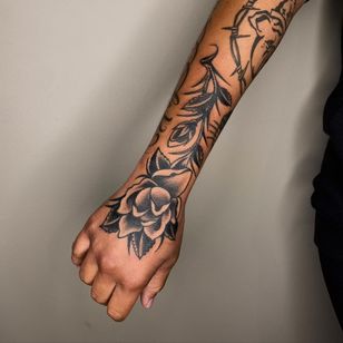 Tatuaje de Sema Dayoub #semadayoub #nassimdayoub #traditionaltattoo #qttr #queertattooer #darkkintattoo #darkkinbodyart #rose #flower #floral #hand