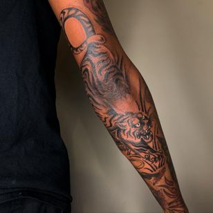 Tatuaje de Sema Dayoub #semadayoub #nassimdayoub #traditionaltattoo #qttr #queertattooer #tiger #animal #darkkintattoo #darkkinbodyart