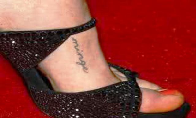Tatuajes De Amanda Seyfried En El Pie