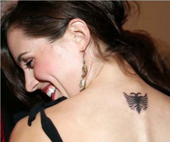 Eliza Dushku Tattoo en la nuca