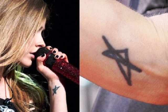 Avril Lavigne Star en un tatuaje de muñeca