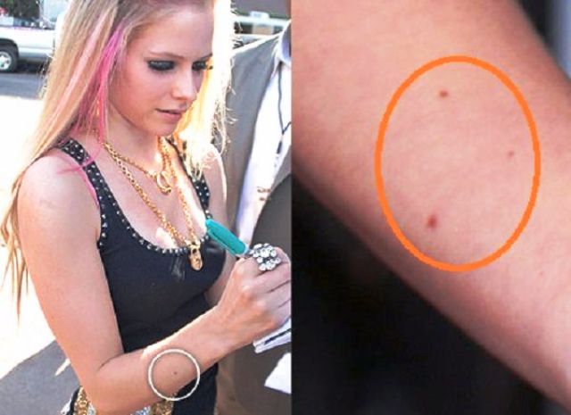 Avril Lavigne Moles Into Stars Tatuaje