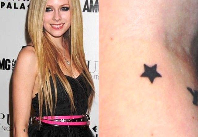 Avril Lavigne en un tatuaje en el codo derecho