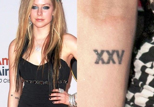 Tatuaje en el codo derecho de Avril Lavigne
