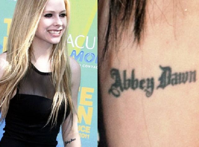 Tatuaje de Avril Lavigne en el codo izquierdo