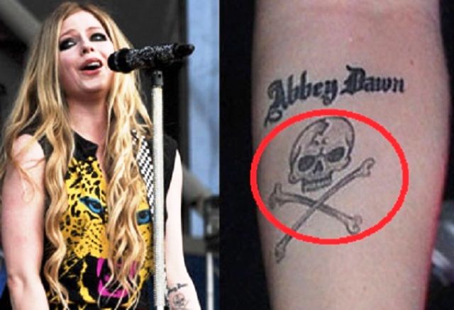 Avril Lavigne tatuaje de calavera y tibias cruzadas