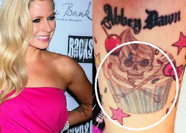 Tatuaje de Avril Lavigne que cubre el cráneo