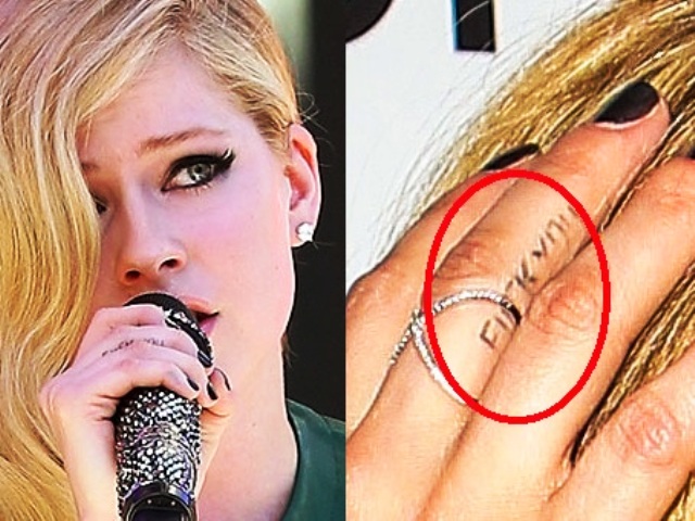 Avril Lavigne tatuaje en el dedo medio