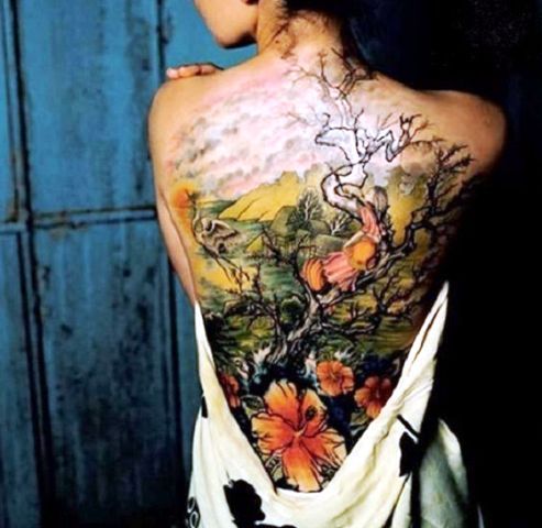 Tatuaje en un árbol