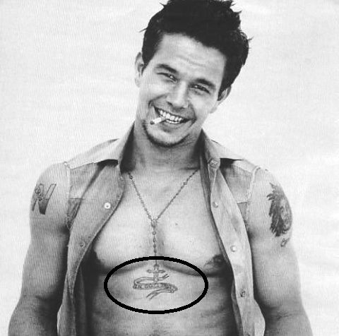 Tatuaje de Mark Wahlberg en Dios, confío