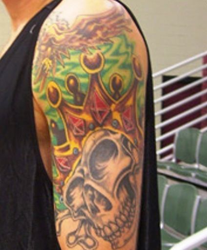 Chris Andersen tatuándose el brazo izquierdo