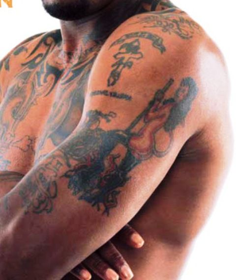 Dennis Rodman tatuaje en el brazo izquierdo