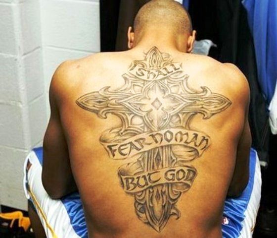 Kenyon Martin tatuaje en la espalda gigante