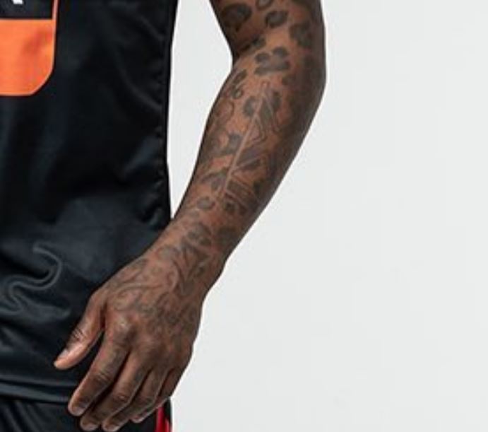 Tatuaje de Djibril en el brazo izquierdo