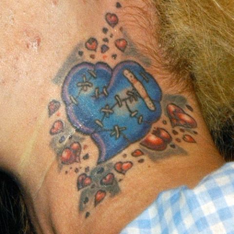 Tatuaje de Maria Brink lateral en el cuello