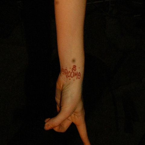 Maria Brink supera un tatuaje en la muñeca