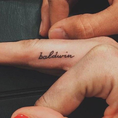 Irlanda Baldwin Tattoo en los dedos