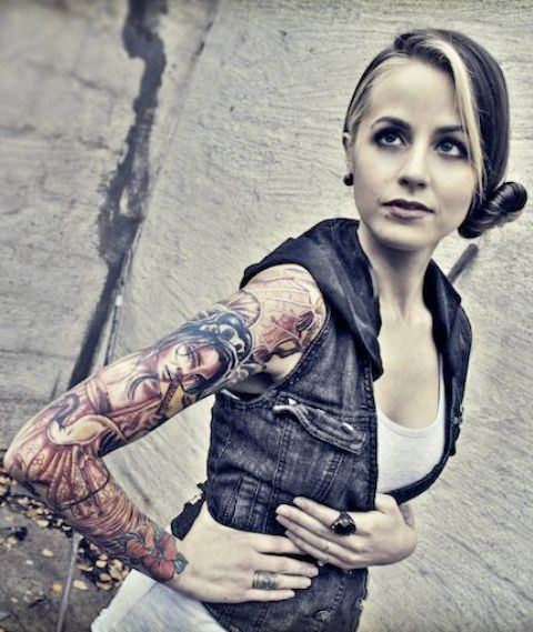Tatuaje de mano completa de Carah Faye Charnow