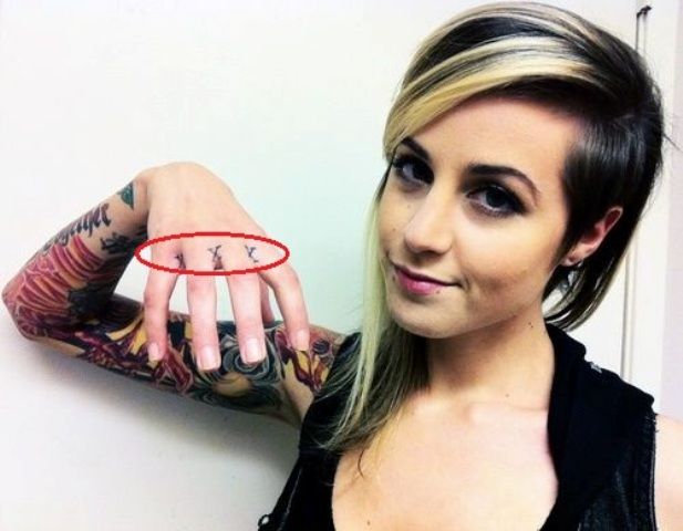 Tatuaje de Carah Faye Charnow en los dedos