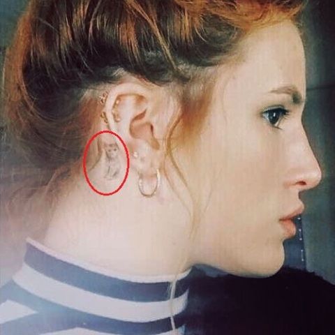 Tatuaje de gato Bella Thorne detrás de la oreja