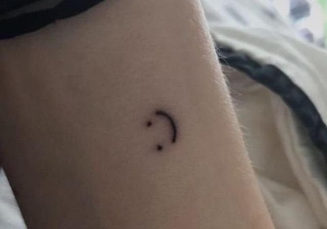 Tatuaje sonriente de Bella Thorne