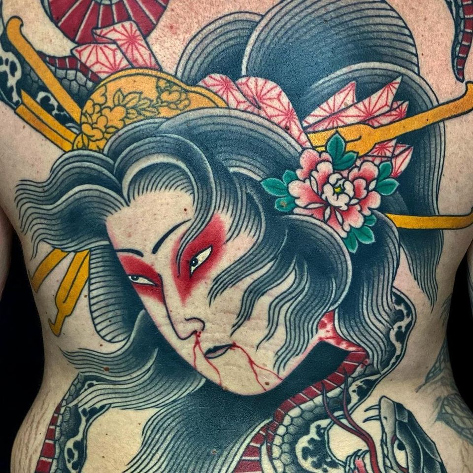 Geisha namakubi tattoo por Ivan Cassio #IvanCassio #namakubi #geisha #oiran #severedhead #flower #peony #bagpiece #snake