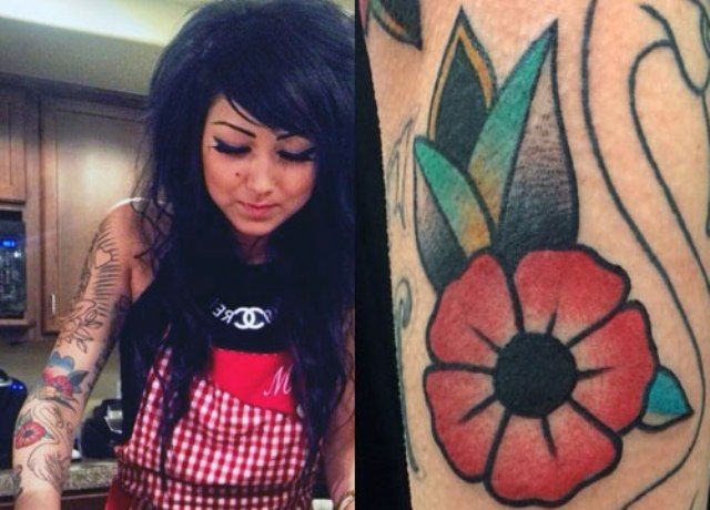 Tatuaje en el brazo, flor roja de Melissa Marie