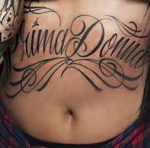 Tatuaje en el estómago de Melissa Marie Green Prima Donna