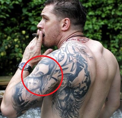 Tom Hardy Madonna acunando a un niño tatuaje