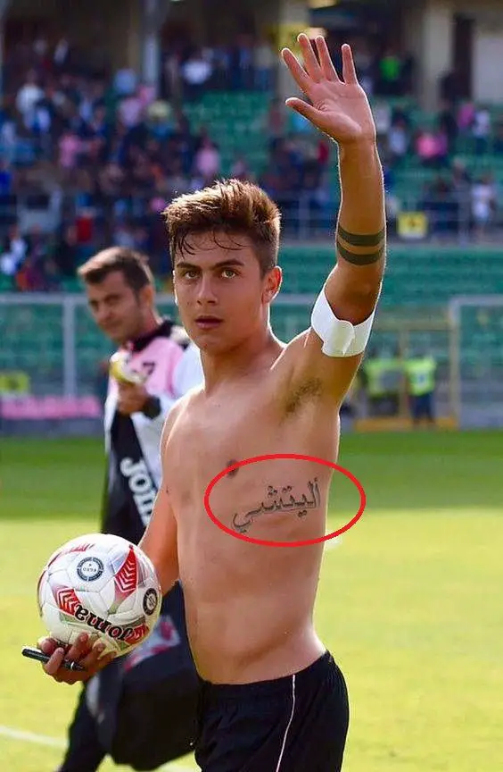Tatuaje con escritura árabe Paulo Dybala